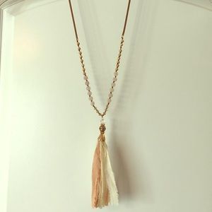 Decorative flowy necklace